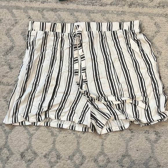 Ardene XL stripped shorts - Picture 1 of 4
